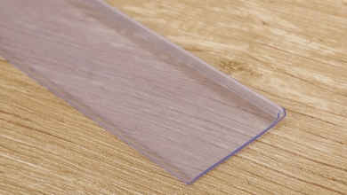 NẸP NHỰA PVC TRONG SUỐT BẢN 42MM DÀI 1.2M – GIẢI PHÁP TỐI ƯU CHO KỆ SIÊU THỊ & CỬA HÀNG