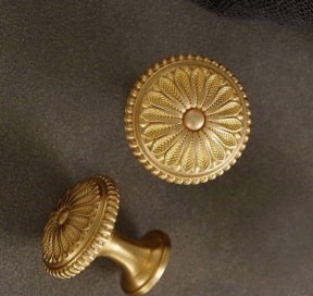 Tay Núm đồng Hoa cúc vàng mờ