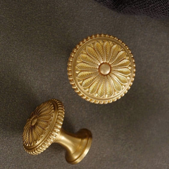 Tay Núm đồng Hoa cúc vàng mờ