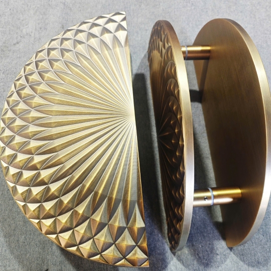 TAY NẮM ĐẠI SẢNH DẠNG BÁN NGUYỆT  - HOA VĂN ĐỒNG TÂM DẬP NỔI