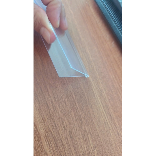 NẸP NHỰA PVC TRONG SUỐT BẢN 42 ( DÙNG TRONG HỆ KỆ SIÊU THỊ)